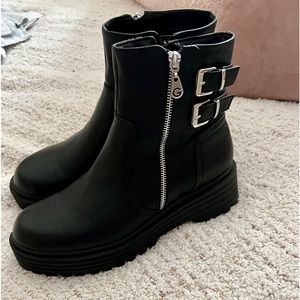 NWOT Black ankle boots with silver hardware accents women’s size 10